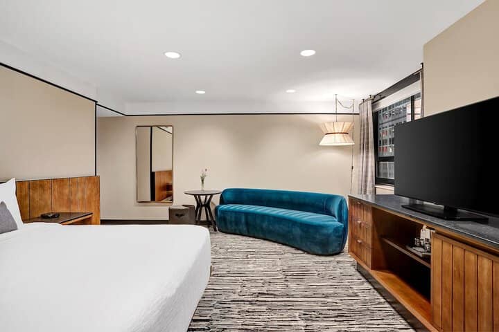 Room 33 of 141