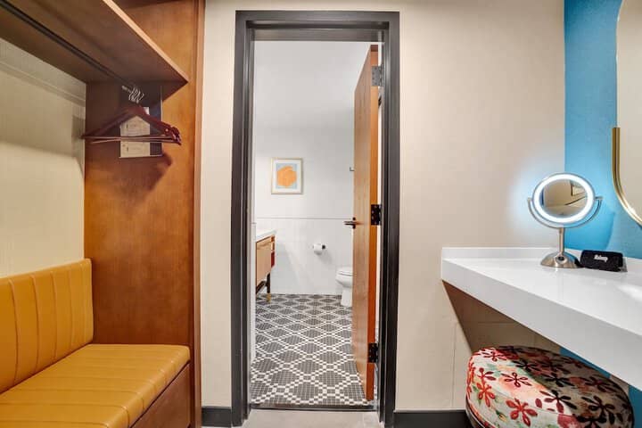 Room 73 of 141