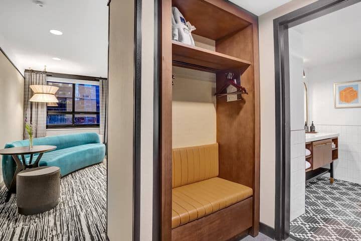 Room 34 of 141