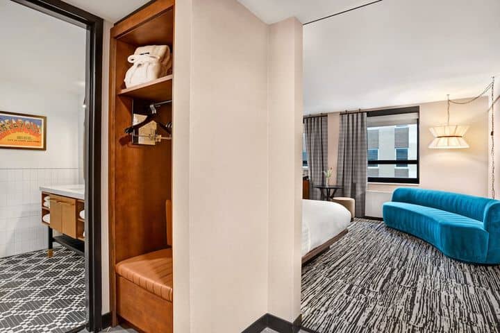 Room 40 of 141